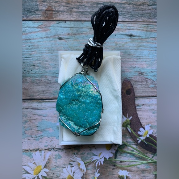 Aura Geode Pendant - Picture 4 of 4